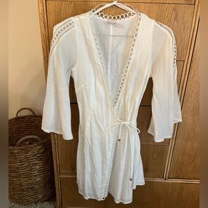 Selfie Leslie White wrap dress